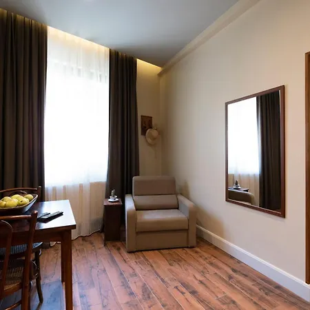 Level Apartment *