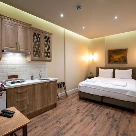 Level Apartment *